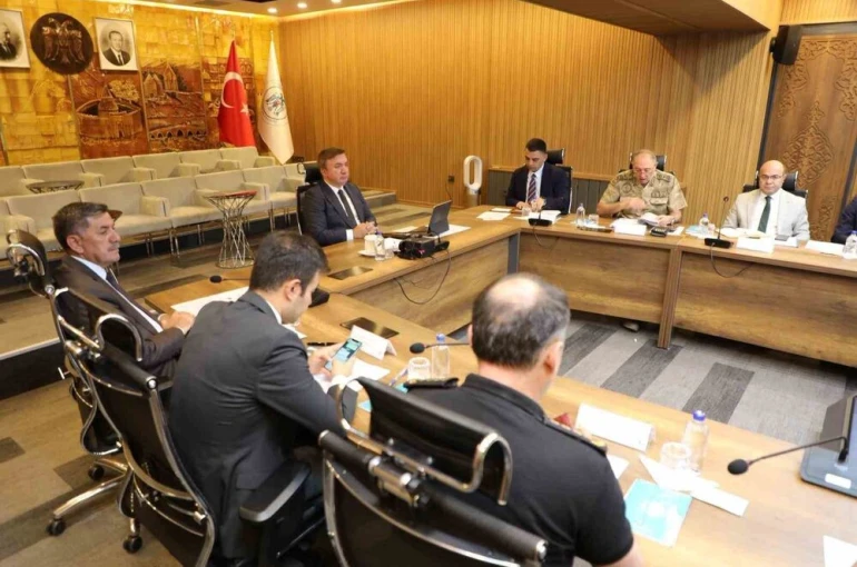 Bakan Yerlikaya ve Uraloğlu, valilerle VKS üzerinden toplantı yaptı