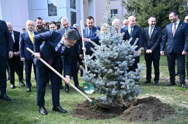 Bakan Yumaklı Kırklareli Valiliği bahçesine fidan dikti