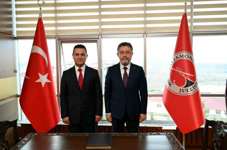 Bakan Yumaklı, Rektör Topal’dan çalışmalarla ilgili bilgi aldı 