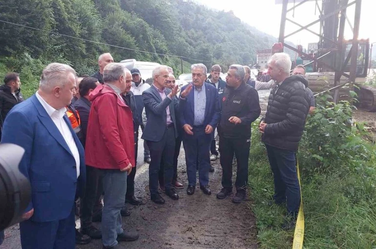 Bakanlar Uraloğlu ve Bak Rize’de sel bölgesinde 