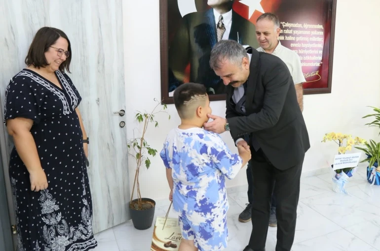 Bakanlığın Koruyucu Aile modeliyle bir çocuk daha yeni yuvasına kavuştu