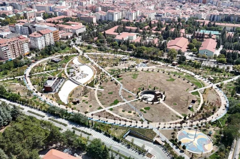 Bakımsız kalan, her geçen gün yıpranan Millet Bahçesi adeta çürümeye terk edildi