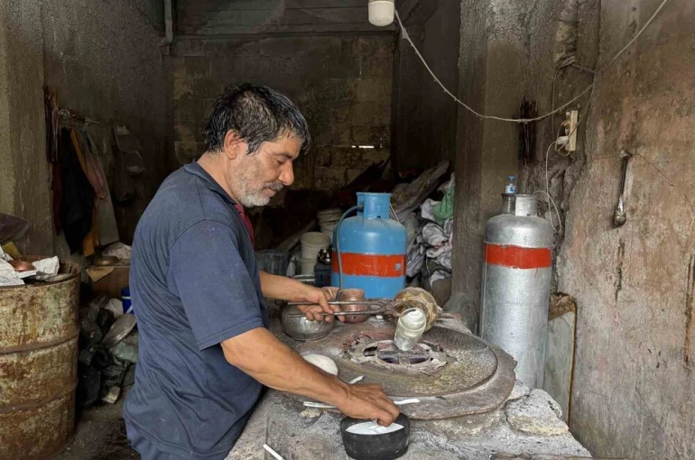 Bakır kalaycısı, 7 yaşında başladığı mesleğini 58 yıldır aşkla sürdürüyor
