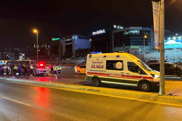 Bakırköy E5’te kontrolden çıkan motosiklet direğe çarptı: : 2 ölü