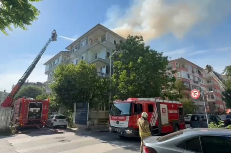 Bakırköy’de 6 katlı binanın çatısında yangın paniği