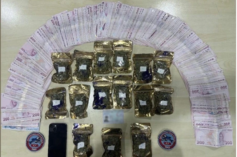 Bakırköy’de aracın torpidosunda zulalanmış uyuşturucu çıktı
