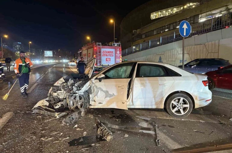 Bakırköy’de kontrolden çıkan otomobil karşı şeritteki araca çarptı