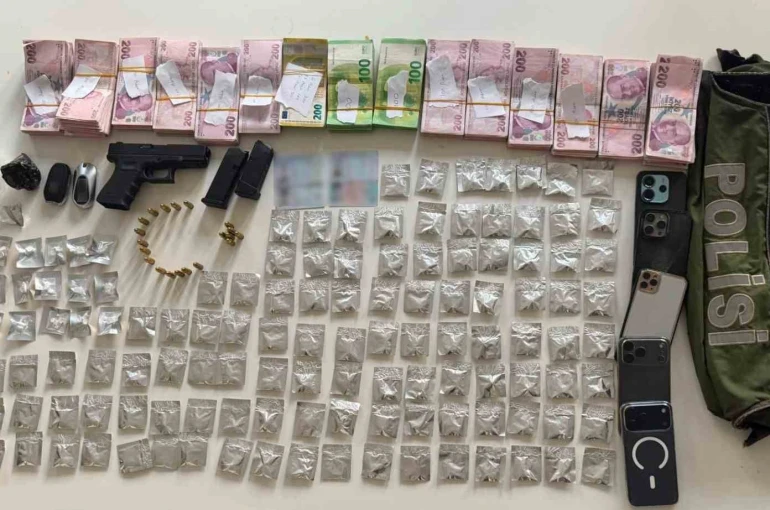 Bakırköy’de otomobilde uyuşturucu düzeneği: 4 şüpheli tutuklandı