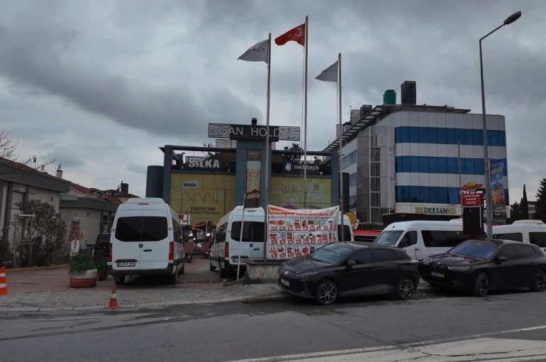 Bakırköy’deki market otoparkında "Servis Minibüsü" krizi: Müşteriler ve işletmeci isyan etti