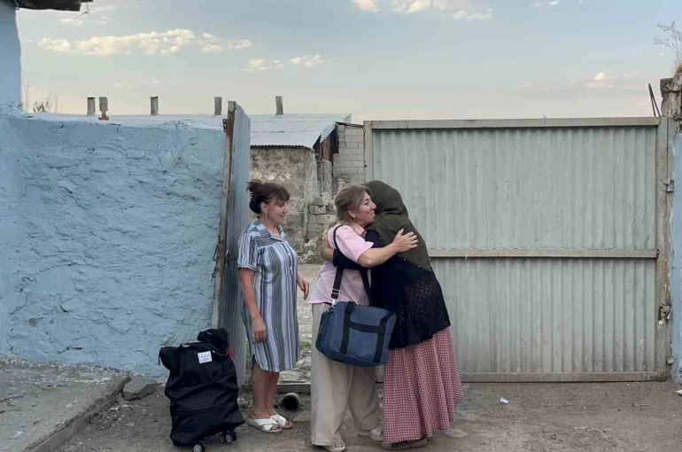Bakü-Kars uçuşu 100 yıllık hasreti bitirdi: İki kardeşin torunları Kars’ta buluştu