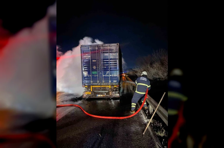 Balatalarından tutuşan tırdaki yangın kısa sürede söndürüldü