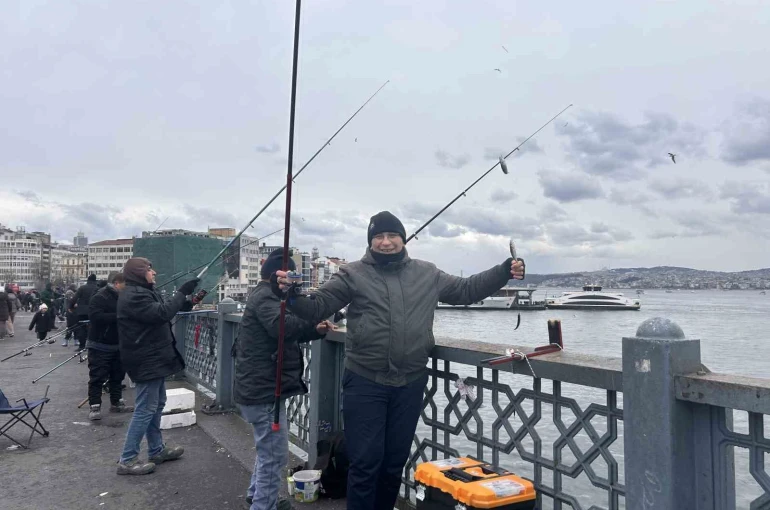 Balığın kulağına kar suyu kaçtı, olta balıkçıları yılın son günü Galata Köprüsü’nde "rastgele" dedi