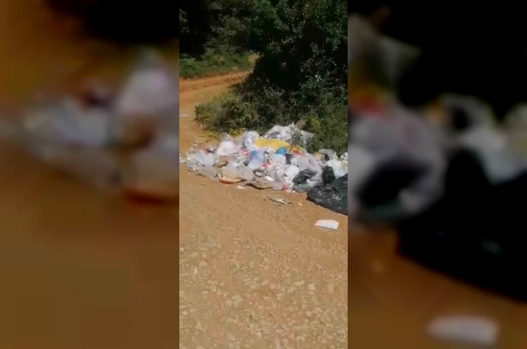 Balık tutmak için gittiği gölde çöp yığınıyla karşılaştı: Poşet poşet topladı