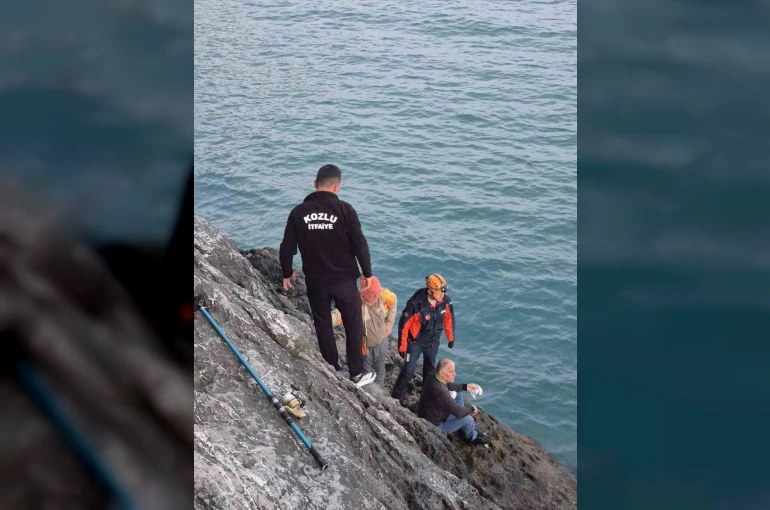 Balık tutmak isterken kayalıklardan düşen adamı ekipler ve balıkçı teknesi kurtardı