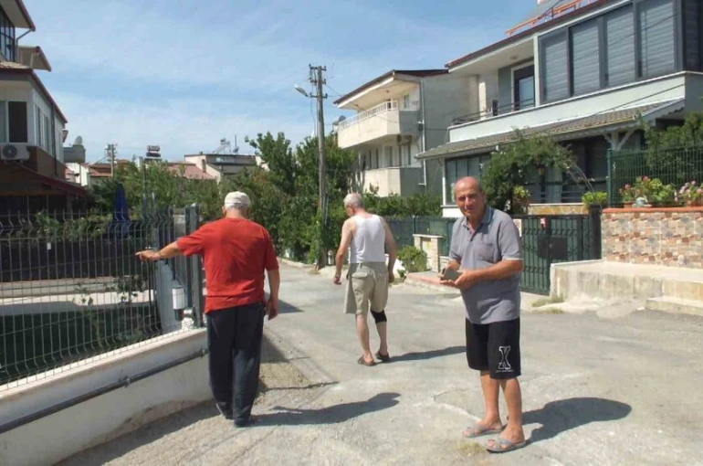 Balıkesir Burhaniye’de gökyüzündeki uçak izleri ilgi gördü