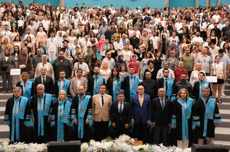 Balıkesir MYO’da mezuniyet töreni düzenlendi