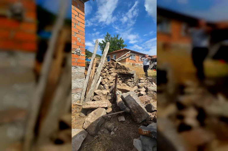 Balıkesir’de 4.9 büyüklüğünde depremde 2 metruk evde çökmeler meydana geldi