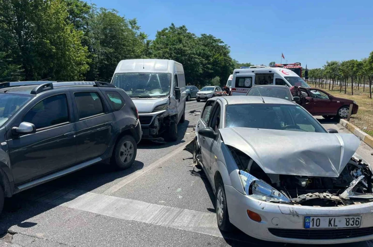Balıkesir’de 6 araç zincirleme kaza yaptı; 2 yaralı