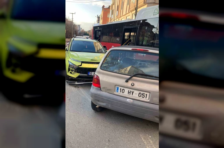 Balıkesir’de çift taraflı trafik kazası: 2 yaralı