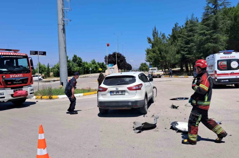 Balıkesir’de kampüs girişinde çarpışan araçlardaki 2 öğrenci yaralandı 