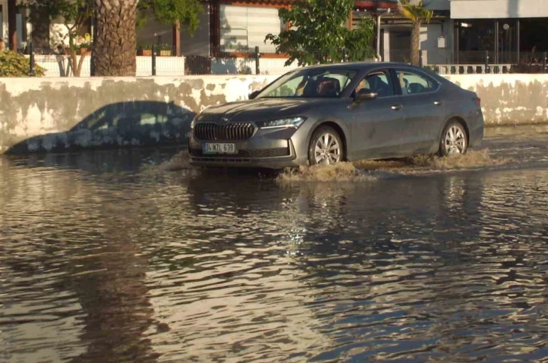 Balıkesir’de lodos denizi taşırdı, yollar göle döndü