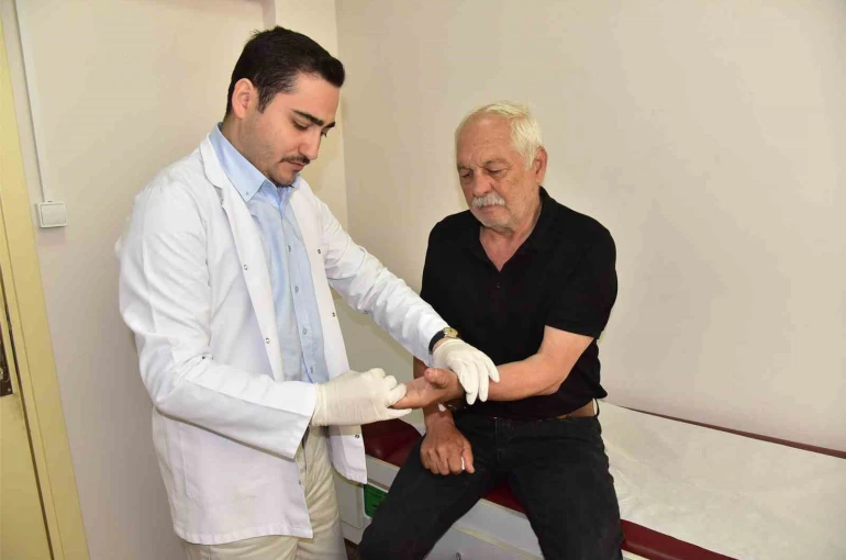 Balıkesir’de motorlu testere kazasında kopan başparmak mikrocerrahi ile yeniden dikildi
