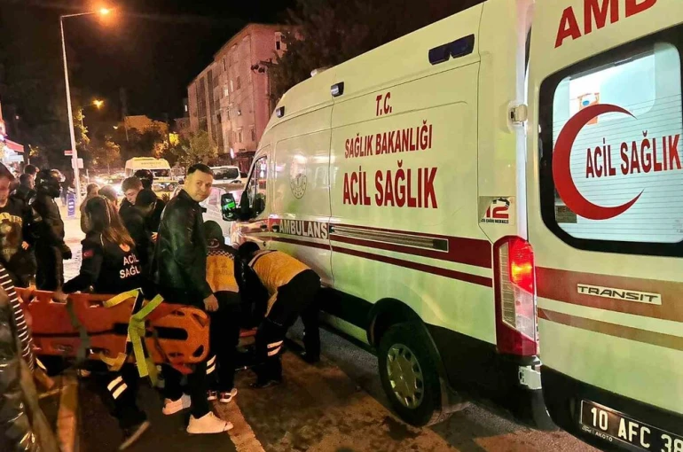 Balıkesir’de motosiklet yayaya çarptı: 2 yaralı