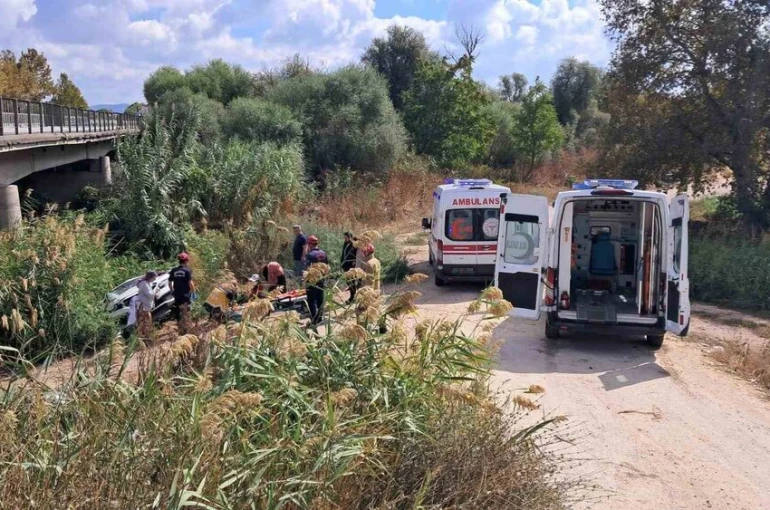 Balıkesir’de otomobil dere kenarına uçtu; 2 yaralı
