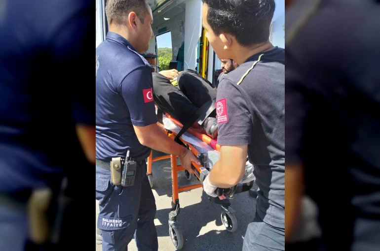 Balıkesir’de otomobile arkadan çarpan araçta 2 kişi yaralandı