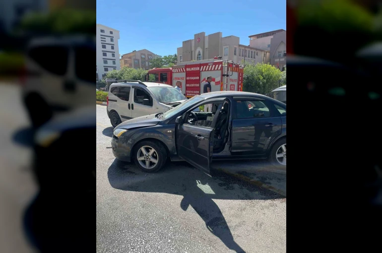 Balıkesir’de otomobiller çarpıştı: 3 yaralı