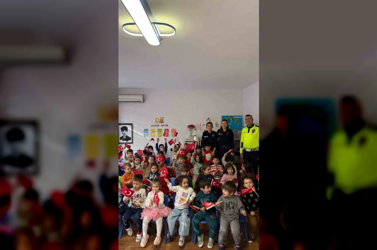 Balıkesir’de polisler miniklere trafik eğitimi verdi