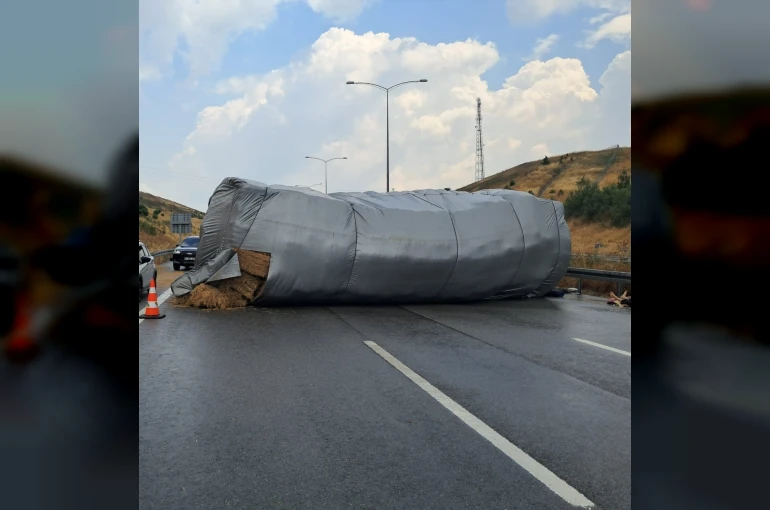 Balıkesir’de saman yüklü tır devrildi, otoyol trafiğe kapandı
