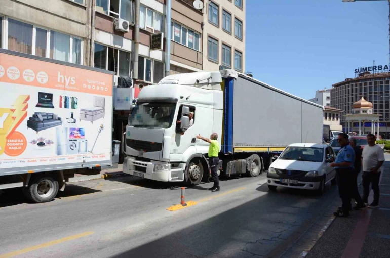 Balıkesir’de şehir merkezine giren tır trafiği felç etti