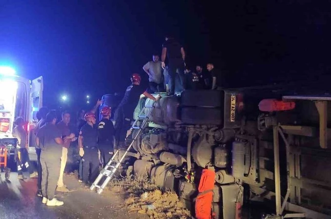 Balıkesir’de tır kazası: Sürücü ekipler tarafından kurtarıldı