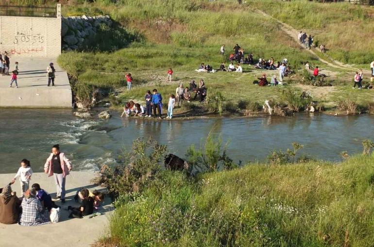 Balıkesir’de vatandaşlar Hıdırellez’i dilek tutarak ve dereye taş atarak coşkuyla kutladı