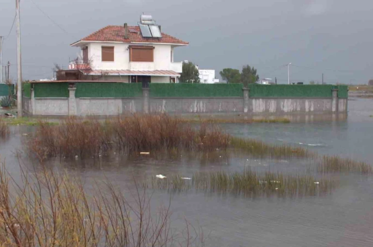 Balıkesir’de yazlıklar su altında kaldı