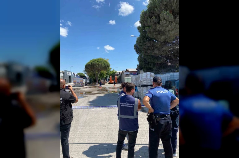 Balıkesir’de yere dökülen kimyasal madde kum emdirilerek temizlendi