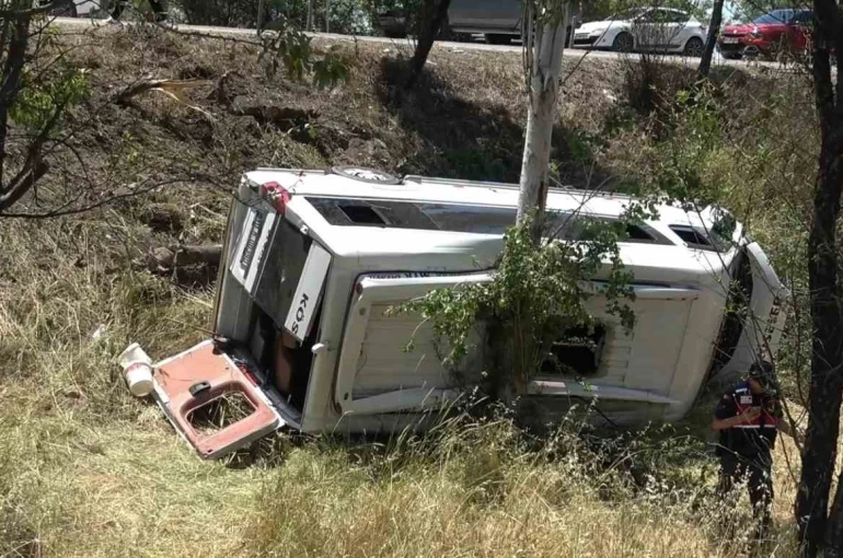 Balıkesir’de yolcu minibüsü ile otomobil kaza yaptı; 14 yaralı