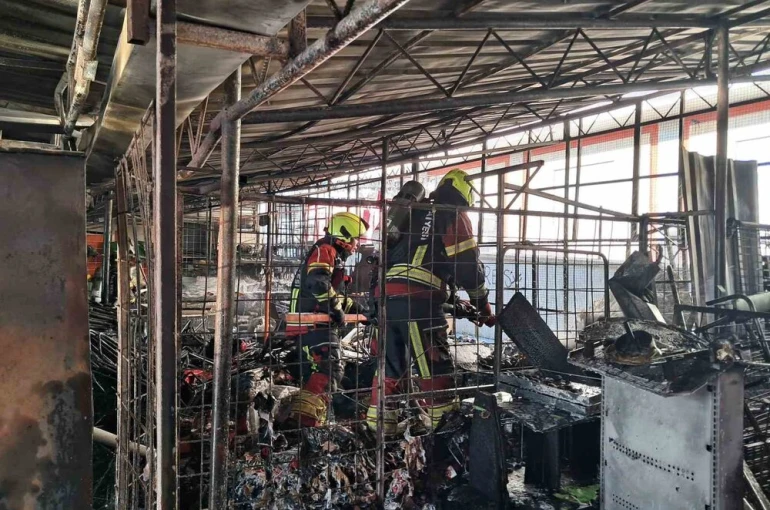 Balıkesir’de zincir market deposunda yangın