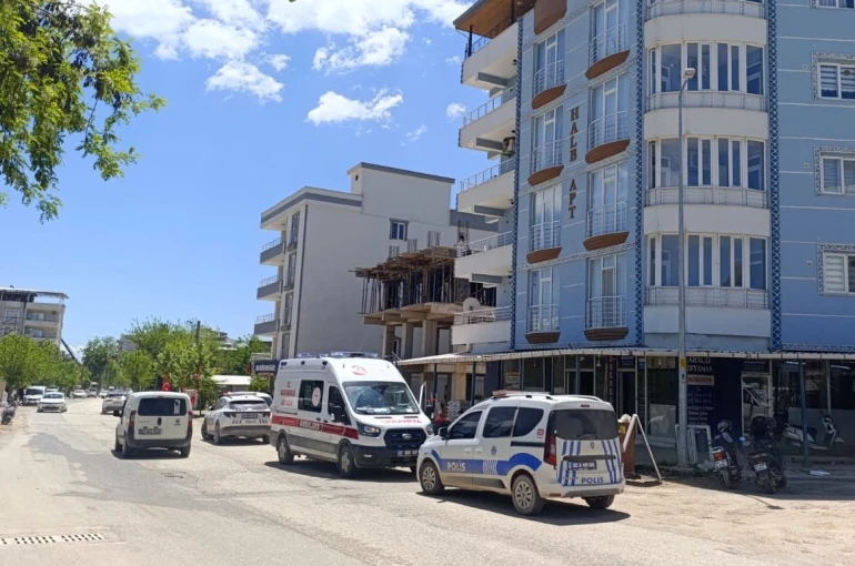 Balkona çıkan şahsı ekipler ikna ederek indirdi