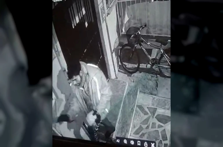Balkondaki motosiklet ekipmanlarını çaldı