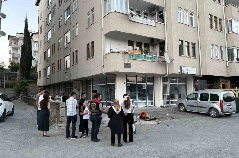 Balkondaki saksının aşırı ısınması sonrası çıkan yangını vatandaşlar söndürdü