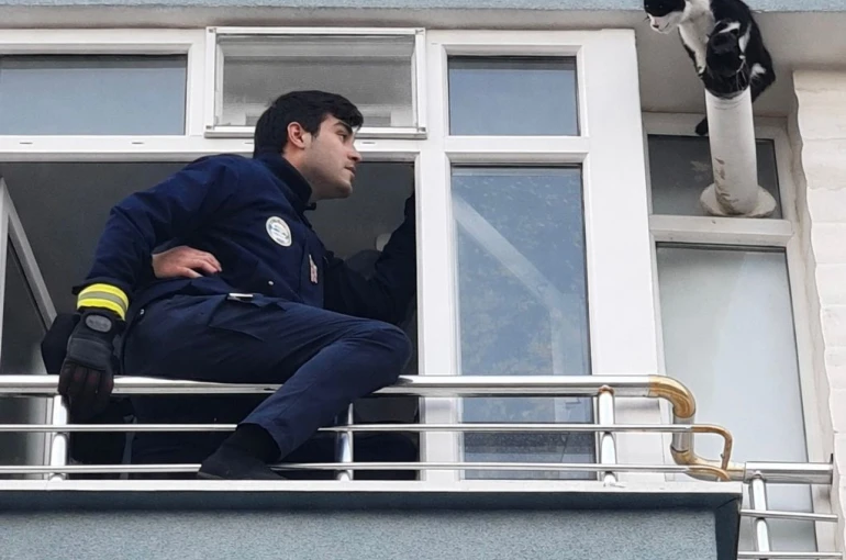 Balkondan uzanan yardım eli minik canı kurtardı
