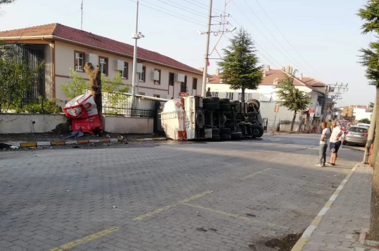 Balya’da akaryakıt dolu tanker devrildi