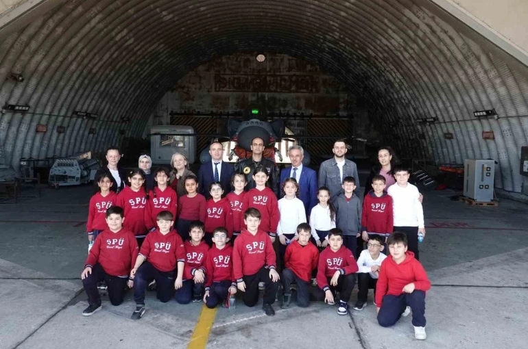 Bandırma’da Ana Jet Üssü kapılarını çocuklara açtı
