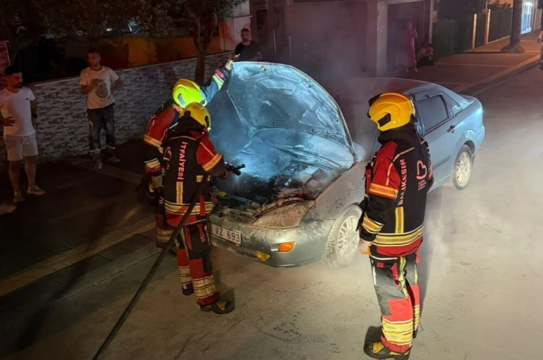 Bandırma’da araç yangını söndürüldü