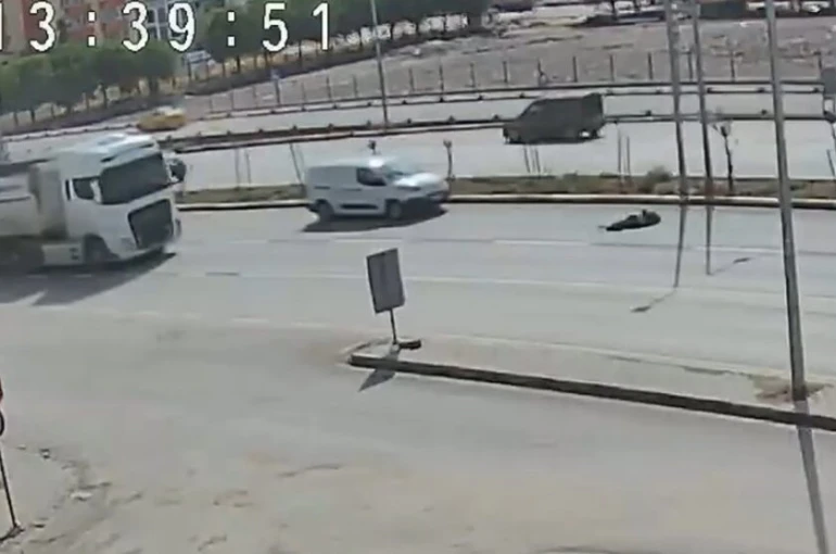 Bandırma’da kamyonun çarptığı yaşlı adam metrelerce savruldu