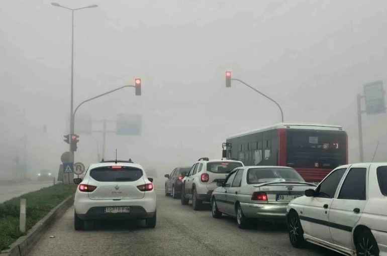 Bandırma’da sabah saatlerinde yoğun sis etkili oldu