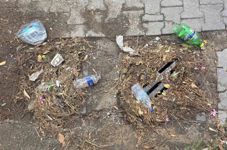 Bandırma’da sağanak sonrası cadde ve sokaklarda su birikintileri oluştu