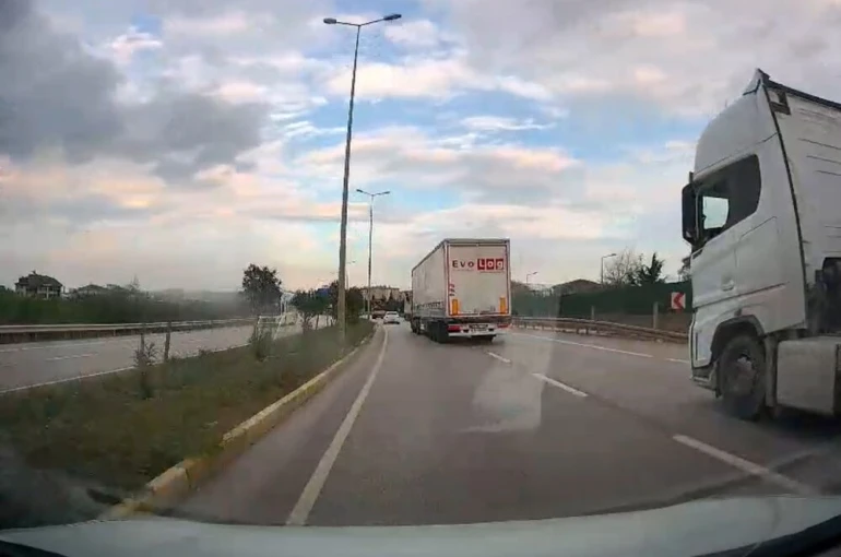Bandırma’da tırın tehlikeli manevraları araç kamerasına yansıdı